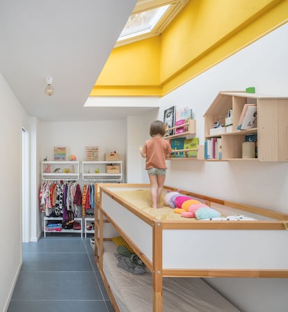 La habitación de Vera, la más pequeña de la casa, está pintada de amarillo para generar más luminosidad.