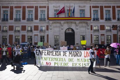 El personal de enfermería de Madrid se concentró este lunes a mediodía en la Puerta del Sol para protestar contra la precariedad en el ámbito sanitario. La cita se organizó bajo el lema La enfermería de Madrid ya no puede resistir.