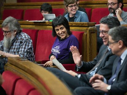 Anna Gabriel (CUP) riu amb Xavier Garcia Albiol (PP), aquest dijous al Parlament.