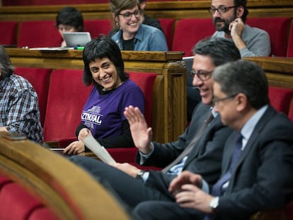 Anna Gabriel (CUP) riu amb Xavier Garcia Albiol (PP), aquest dijous al Parlament.