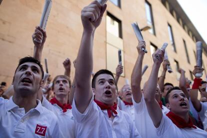 Unos corredores cantan a San Fermín antes del encierro de los Sanfermines en Pamplona, 9 de julio de 2013.
