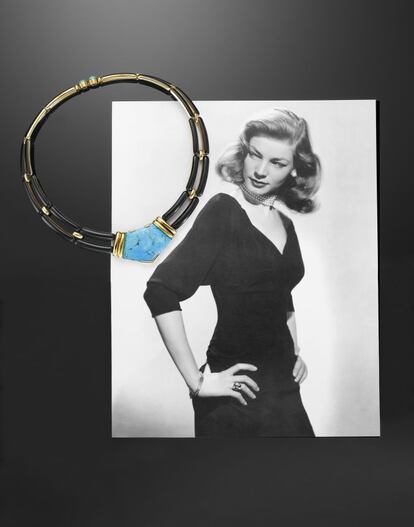 Collar con una gran turquesa, que perteneció a la actriz estadounidense Lauren Bacall. No está a la venta, solo expuesta.