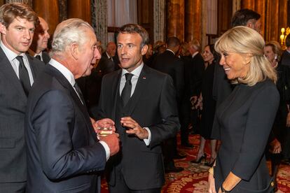 Emmanuel Macon, presidente de Francia, asistió acompañado de su mujer, Brigitte Macron. En la imagen, ambos departen con Carlos III. La gran mayoría de países han enviado representación a Londres para asistir a los funerales de Isabel II, enterrada este lunes en el castillo de Windsor, al oeste de Londres.