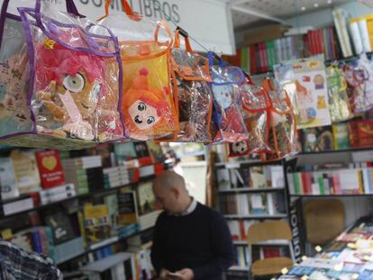 Peluches y recortables en una caseta de la Feria del Libro de Madrid. 
