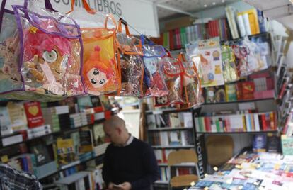 Peluches y recortables en una caseta de la Feria del Libro de Madrid.