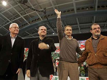 José Luis Rodríguez Zapatero y Manuel Chaves, con los ex presidentes de la Junta Rafael Escuredo y José Rodríguez de la Borbolla.