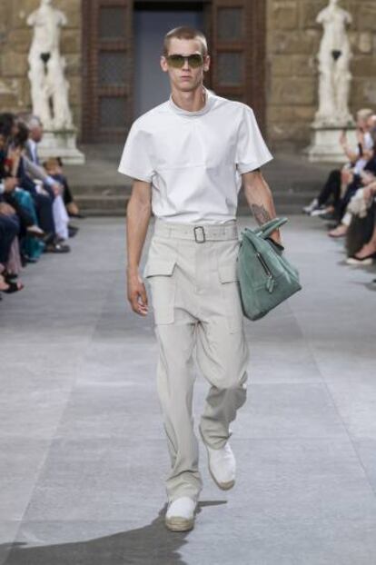 La colección de moda masculina de Salvatore Ferragamo primavera/verano 2020 incluye pantalones cargo lujosamente rediseñados.