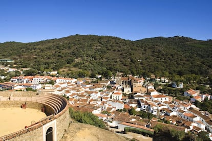 Vista de la plaza de toros y la localidad de Almonaster La Real, Huelva. En esta localidad destaca su castillo-fortaleza, donde se encuentra una mezquita, ambos declarados monumentos nacionales, y la plaza de toros construida en el patio de armas de la antigua fortaleza. Son muy abundantes los restos arqueológicos y artísticos que testimonian la antigüedad de la villa.