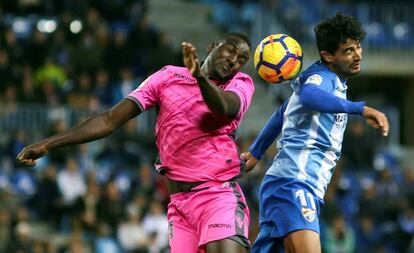 Chory Castro, del Málaga, y El Hacen, del Levante disputan la pelota durante la pasada jornada