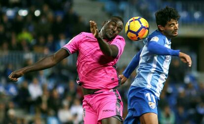 Chory Castro, del M&aacute;laga, y El Hacen, del Levante disputan la pelota durante la pasada jornada