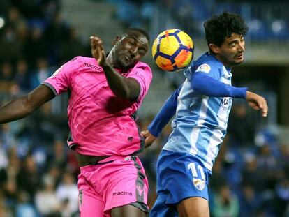 Chory Castro, del M&aacute;laga, y El Hacen, del Levante disputan la pelota durante la pasada jornada