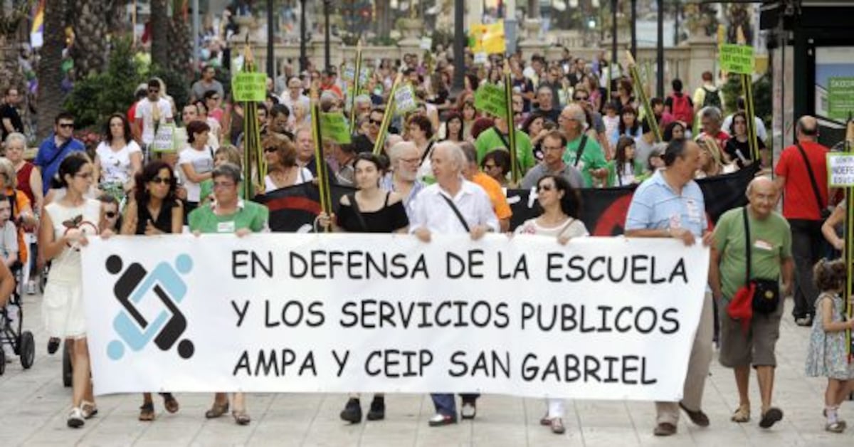 Protesta contra los recortes y una vuelta al pasado en la educación ...