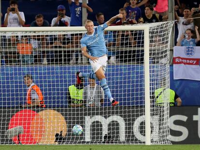 Haaland celebra su gol en la tanda de penaltis del Manchester City - Sevilla.