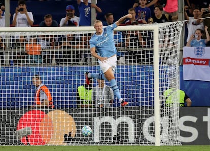 Haaland celebra su gol en la tanda de penaltis del Manchester City - Sevilla.