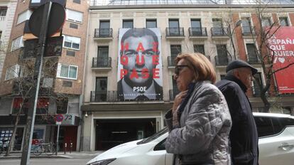 Cartel electoral del PSOE con el lema 'Haz que pase'. 