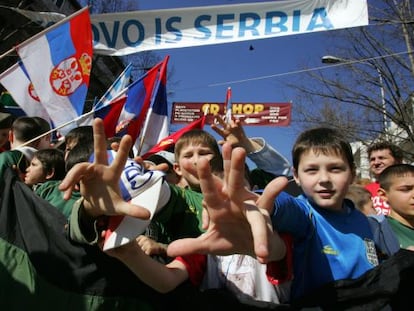 Ni&ntilde;os serbios corean lemas en una marcha nacionalista en Mitrovica.  