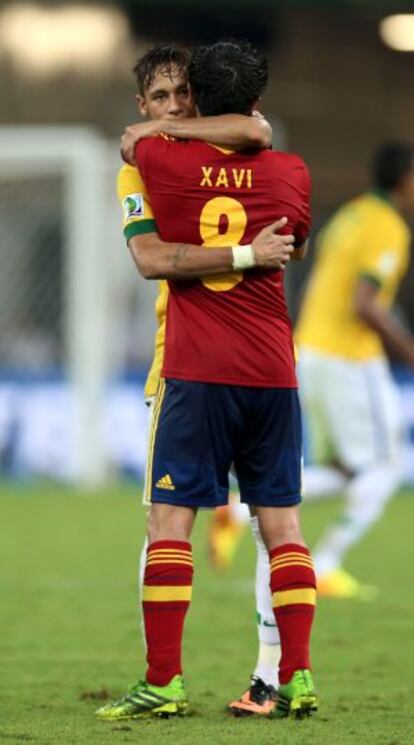 Neymar se abraza con Xavi al final del partido.