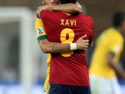 Neymar se abraza con Xavi al final del partido.