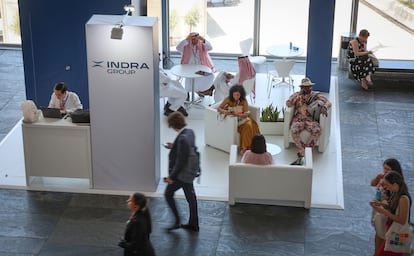 Un estand de Indra en la cumbre de la ONU de Sevilla.