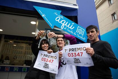 Rosa Liñares, Alba Vinke y Roberto Quintáns celebran la fortuna de sus clientes en la Administración de Lotería número 1 de Teo (A Coruña).