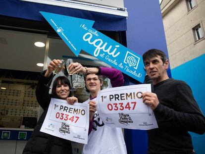 Rosa Liñares, Alba Vinke y Roberto Quintáns celebran la fortuna de sus clientes en la Administración de Lotería número 1 de Teo (A Coruña).