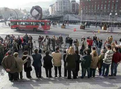 Asistentes a la concentración convocada por la AVT ante el Ayuntamiento de Bilbao.