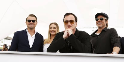 Quentin Tarantino junto a los actores que protagonizan su nuevo filme.