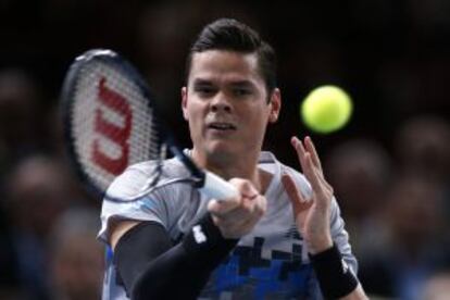 Raonic golpea un drive ante Djokovic.