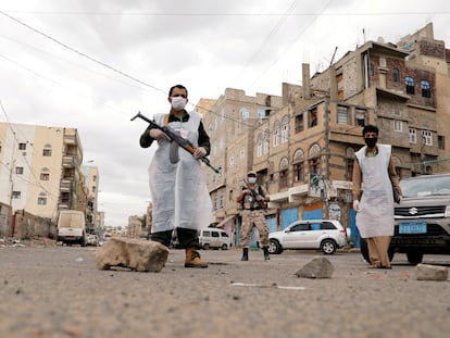Fuerzas de seguridad garantizando la cuarentena en Saná, Yemen, el pasado 6 de mayo.