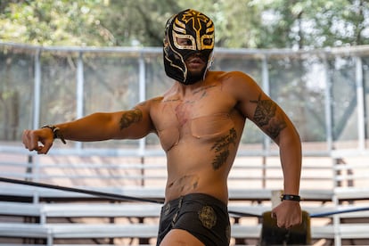 El luchador Dominick Jiménez, al subir al ring del Coliseo Morelos. 