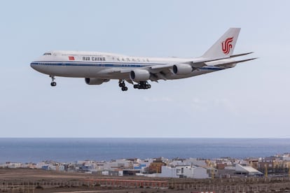 El presidente de la República Popular China, Xi Jinping, llega en avión este miércoles, para una visita privada a Gran Canaria (España). EFE/ Quique Curbelo
