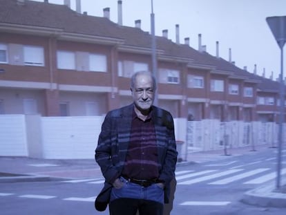 El artista frente a una de las proyecciones de su exposición 'Castillos en el aire' que se expone en el Museo Reina Sofía