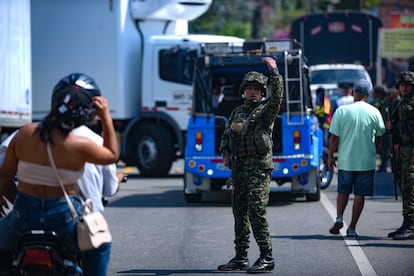 Un soldado del Ejército colombiano apoya a la población en Cauca, Colombia, en febrero de 2024.