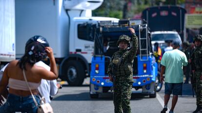 Un soldado del Ejército colombiano apoya a la población en Cauca, Colombia, en febrero de 2024.