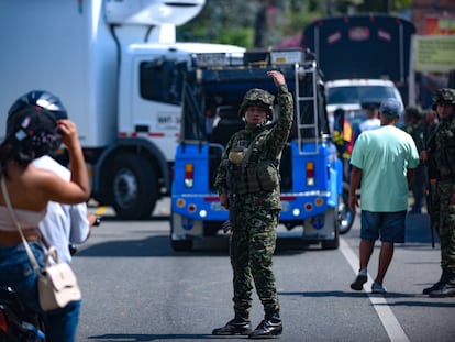 Un soldado del Ejército colombiano apoya a la población en Cauca, Colombia, en febrero de 2024.