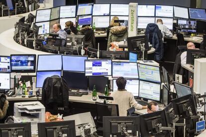 Varios comerciantes trabajan en la Bolsa de Fráncfort, Alemania. EFE/Archivo