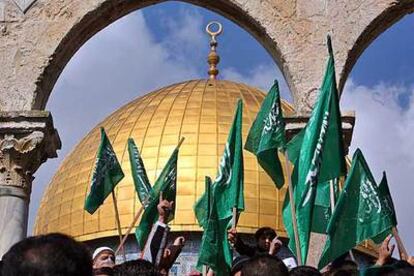 Decenas de ciudadanos palestinos agitan hoy las banderas verdes, símbolo del movimientos islamista radical Hamás, durante una manifestación junto a la explanada de las mezquitas, en la ciudad vieja de Jerusalén.