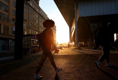 Altas temperaturas en Nueva York que invitan a pasear por las calles de la ciudad.