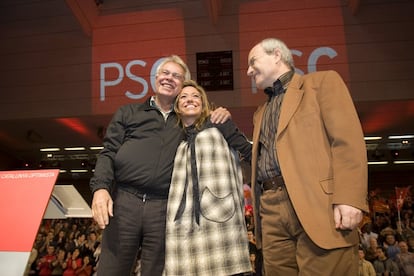 Felipe Gónzalez, Carme Chacón y José Montilla, en el mitin del PSC durante la precampaña de las legislativas del 2008, en el polideportivo del Vall d´Hebron de Barcelona.
