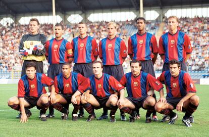 Una de las alineaciones del FC Barcelona en 1998, cuando comenzó a intensificarse la llegada de los neerlandeses el equipo. Abajo, segundo desde la izquierda, Michael Reiziger y, a su lado, Boudewijn Zenden. Arriba, el portero Ruud Hesp y, tercero desde la izquierda, Philip Cocu, acompañado de Ronald de Boer y Patrick Kluivert, ambos inmediatamente a su derecha.