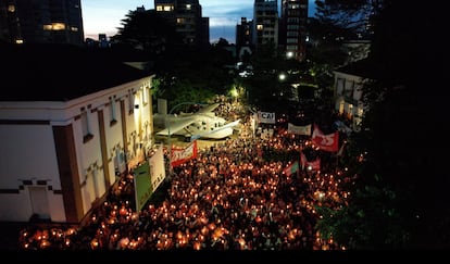 Attivisti e lavoratori in protesta all'ESMA, a Buenos Aires.