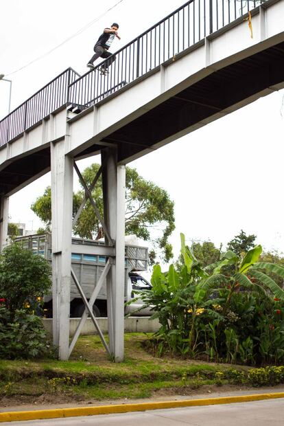 El loco que avanza en la foto sobre la barandilla de un puente es 'Polo May', un 'skater' amigo de Alonso Leal. El fotógrafo dice que el puente tenía al menos unos 10 metros de altura. Está en el sur del DF. Una caída podría ser fatal, pero Leal dice que 'Polo May' está hecho de otra pasta: "Es otro nivel. Este 'güey' tiene años patinando y tiene los 'güevos' para hacer las cosas".