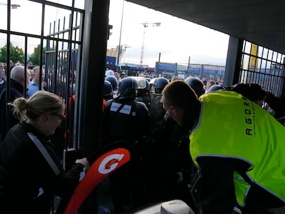 Policía y miembros de la seguridad del Stade de France impedían el paso el sábado a aficionados del Liverpool a la final de la Champions.