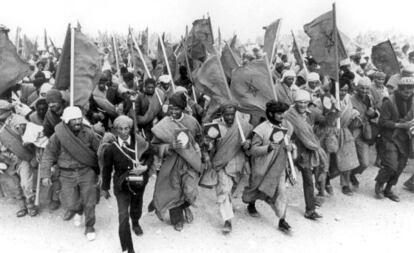 Marroques con el Corn en la Marcha Verde, el 6 del 11 de 1975.