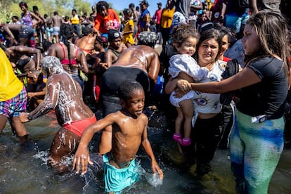 Un grupo de migrantes de la caravana se baña en el Río Bravo. El grupo ya supera las 10.000 personas, según ha informado el alcalde de la localidad, Bruno Lozano, que también ha instado al presidente estadounidense, Joe Biden, a tomar cartas en el asunto.