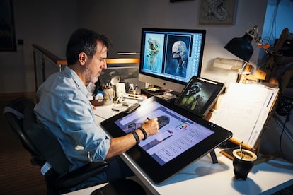 En su estudio, con mirada concentrada, Buratti demuestra que el arte del 'storyboard' es tanto técnica como intuición visual.