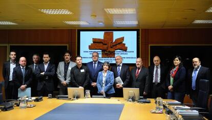 Representantes de los cinco partidos del Parlamento, tras la primera reunión de la ponencia