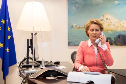 La presidenta de la Comisión Europea, Ursula von der Leyen, en su despacho de Bruselas.