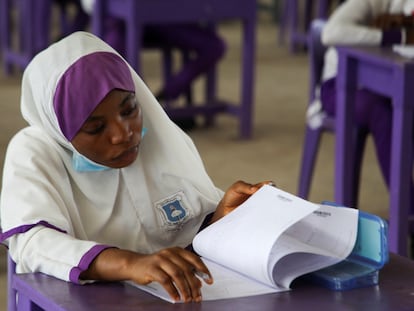 Estudiante de la Escuela Secundaria Gubernamental Wuse en Abuja, Nigeria, en agosto de 2020.