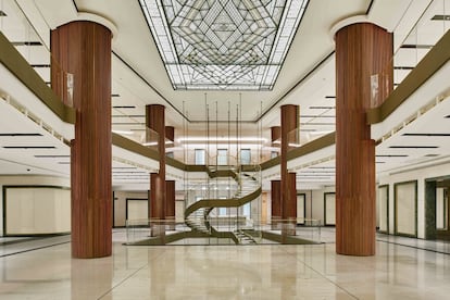Atrio de la Galería Canalejas. Al fondo, escalera diseñada por la oficina de arquitectura Estudio Lamela.